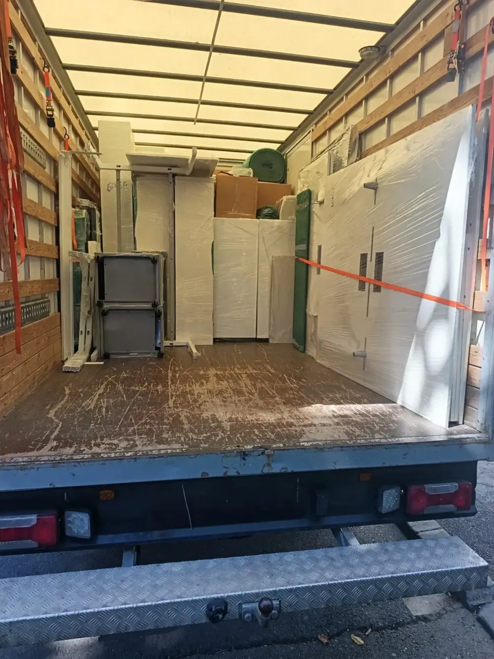 Mobilier ambalat și fixat cu curele în camionul de mutări ExpertMove