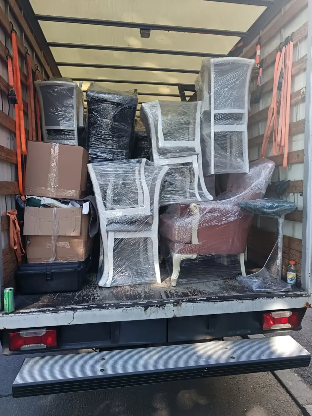 Mutare de mobilă în desfășurare cu echipa ExpertMove în București